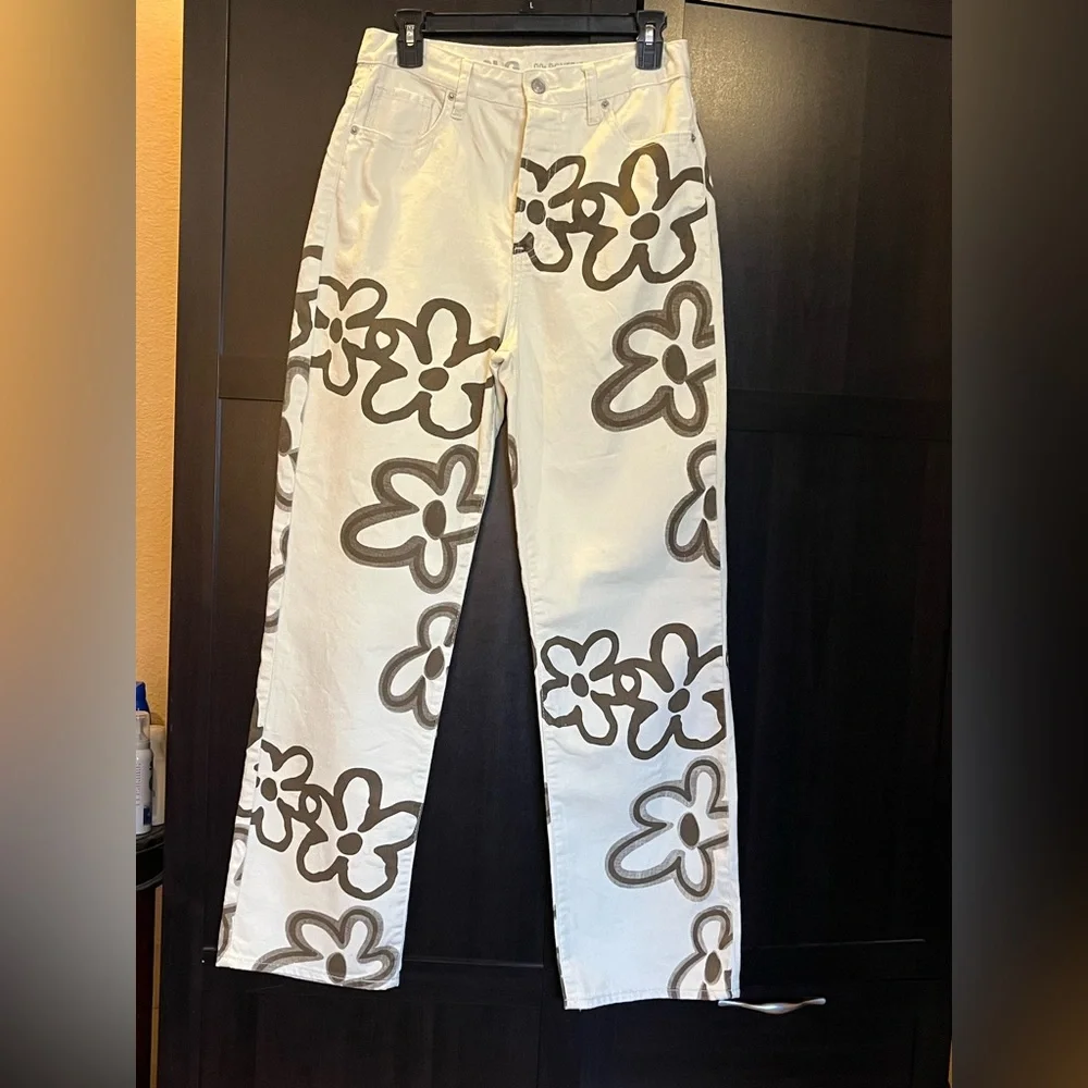 Floral print boyfriend jeans. Straight leg High rise Cream, brown. Cotton. 9/ 29 - Picture 3 of 12